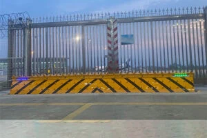 what are the features of hydraulic road blocker